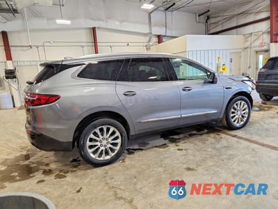 Trzecie zdjęcie samochodu z tyłu: 2021 BUICK ENCLAVE ESSENCE VIN:5GAEVAKW1MJ246670 - miniatura