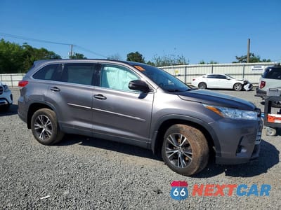 Czwarte zdjęcie samochodu z boku: 2019 TOYOTA HIGHLANDER LE VIN:5TDBZRFH9KS747483 - miniatura