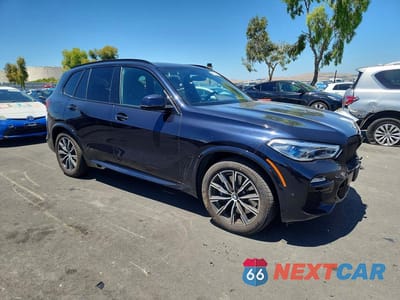 Czwarte zdjęcie samochodu z boku: 2021 BMW X5 XDRIVE45E VIN:5UXTA6C01M9D84012 - miniatura