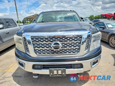 Piąte zdjęcie samochodu w środku: 2017 NISSAN TITAN XD SL VIN:1N6BA1F46HN572465 - miniatura