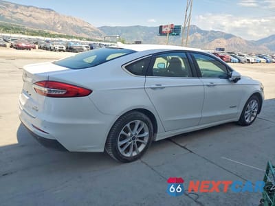 Trzecie zdjęcie samochodu z tyłu: 2019 FORD FUSION SE VIN:3FA6P0LU9KR265447 - miniatura