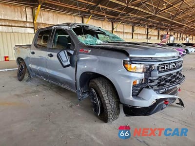 Czwarte zdjęcie samochodu z boku: 2026 CHEVROLET SILVERADO K1500 TRAIL BOSS CUSTOM VIN:3GCPKCEK3TG211231 - miniatura