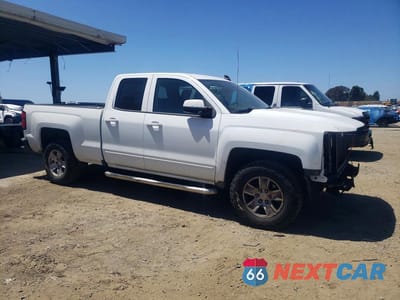 Czwarte zdjęcie samochodu z boku: 2018 CHEVROLET SILVERADO C1500 LT VIN:1GCRCREC1JZ251483 - miniatura