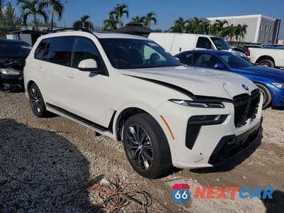 Czwarte zdjęcie samochodu z boku: 2025 BMW X7 XDRIVE40I VIN:5UX23EM09S9W48991 - miniatura