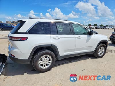 Trzecie zdjęcie samochodu z tyłu: 2025 JEEP GRAND CHEROKEE LAREDO VIN:1C4RJGAG4SC322618 - miniatura