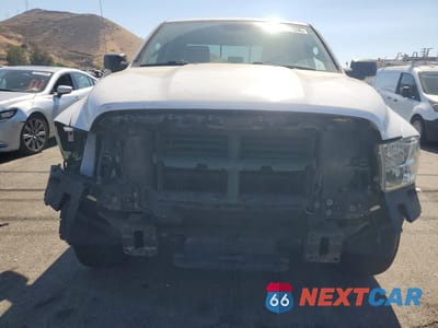 Piąte zdjęcie samochodu w środku: 2018 RAM 1500 SLT VIN:1C6RR6GTXJS157130 - miniatura