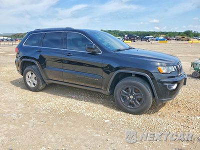 Czwarte zdjęcie samochodu z boku: 2017 JEEP GRAND CHEROKEE LAREDO VIN:1C4RJFAG8HC882323 - miniatura