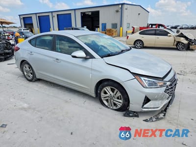 Czwarte zdjęcie samochodu z boku: 2019 HYUNDAI ELANTRA SEL VIN:5NPD84LF2KH416185 - miniatura
