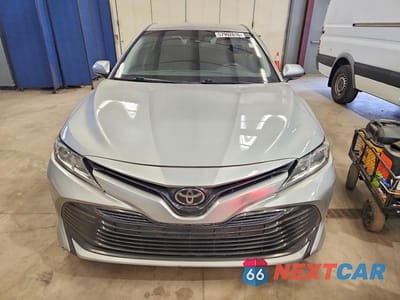 Piąte zdjęcie samochodu w środku: 2018 TOYOTA CAMRY VIN:4T1B11HK2JU538447 - miniatura