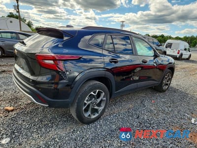 Trzecie zdjęcie samochodu z tyłu: 2024 CHEVROLET TRAX 1LT VIN:KL77LHE28RC024599 - miniatura