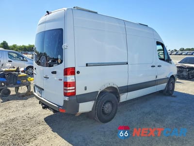 Trzecie zdjęcie samochodu z tyłu: 2010 MERCEDES BENZ SPRINTER 2500 DELIVERY VAN VIN:WD3PE7CC1A5426597 - miniatura