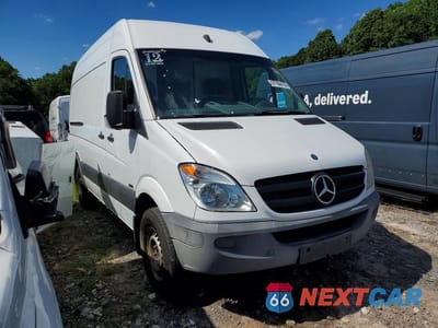 Czwarte zdjęcie samochodu z boku: 2012 MERCEDES-BENZ SPRINTER 2500 DELIVERY VAN VIN:WD3PE7CCXC5628048 - miniatura