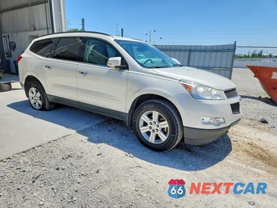Czwarte zdjęcie samochodu z boku: 2011 CHEVROLET TRAVERSE LT VIN:1GNKRGED8BJ279849 - miniatura