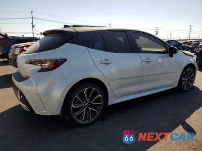 Trzecie zdjęcie samochodu z tyłu: 2021 TOYOTA COROLLA XSE VIN:JTNC4MBE7M3144193 - miniatura