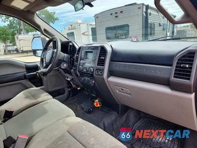 Piąte zdjęcie samochodu w środku: 2017 FORD F550 SUPER DUTY VIN:1FDUF5GY0HED72599 - miniatura