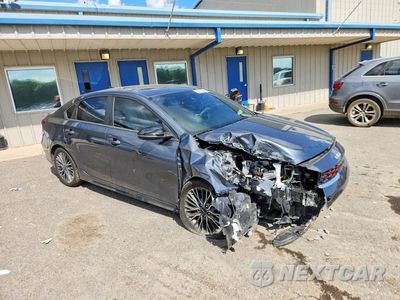 Czwarte zdjęcie samochodu z boku: 2023 KIA FORTE GT LINE VIN:3KPF54AD1PE582499 - miniatura