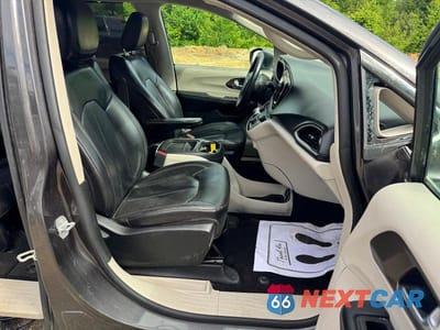 Piąte zdjęcie samochodu w środku: 2017 CHRYSLER PACIFICA TOURING L VIN:2C4RC1BG8HR803588 - miniatura