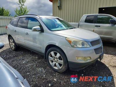Czwarte zdjęcie samochodu z boku: 2010 CHEVROLET TRAVERSE LTZ VIN:1GNLRHED0AS116342 - miniatura