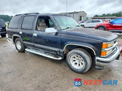 Czwarte zdjęcie samochodu z boku: 1999 CHEVROLET TAHOE C1500 VIN:1GNEC13R5XR150115 - miniatura