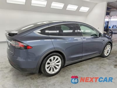 Trzecie zdjęcie samochodu z tyłu: 2020 TESLA MODEL X VIN:5YJXCDE29LF241410 - miniatura