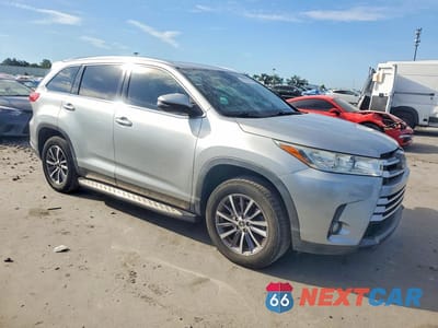 Czwarte zdjęcie samochodu z boku: 2019 TOYOTA HIGHLANDER XLE VIN:5TDKZRFH2KS554219 - miniatura