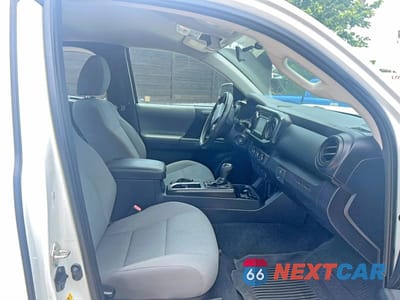 Piąte zdjęcie samochodu w środku: 2017 TOYOTA TACOMA SR VIN:5TFRX5GN2HX098369 - miniatura