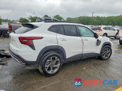 Trzecie zdjęcie samochodu z tyłu: 2025 CHEVROLET TRAX 1LT VIN:KL77LHEPXSC338630 - miniatura