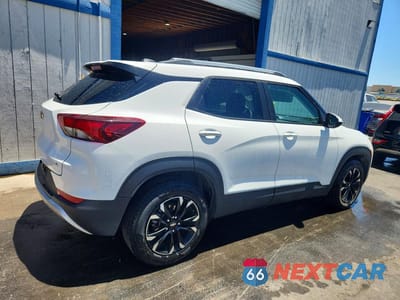 Trzecie zdjęcie samochodu z tyłu: 2022 CHEVROLET TRAILBLAZER LT VIN:KL79MPSL4NB059329 - miniatura