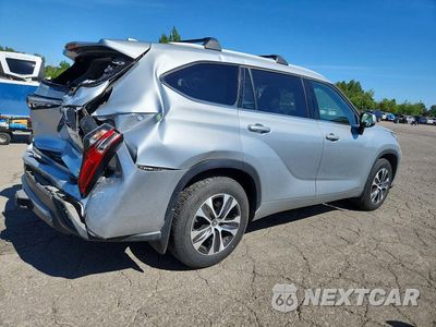 Trzecie zdjęcie samochodu z tyłu: 2022 TOYOTA HIGHLANDER HYBRID XLE VIN:5TDGBRCH9NS550817 - miniatura