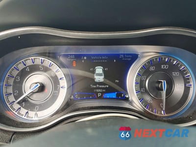 Zdjęcie 9 z 12 samochodu: 2021 CHRYSLER 300 TOURING VIN:2C3CCAAG5MH601318 - miniatura