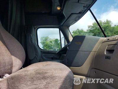 Piąte zdjęcie samochodu w środku: 2019 FREIGHTLINER CASCADIA 125 SEMI TRUCK VIN:3AKJGLDR9KSKP0904 - miniatura
