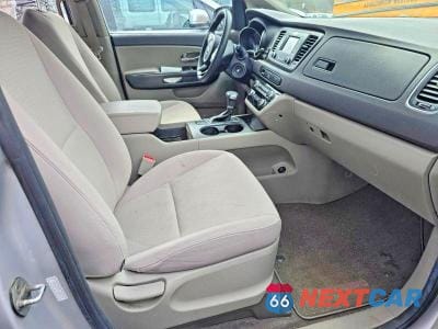 Piąte zdjęcie samochodu w środku: 2018 KIA SEDONA L VIN:KNDMA5C17J6400720 - miniatura