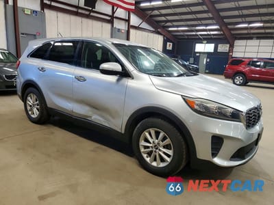 Czwarte zdjęcie samochodu z boku: 2019 KIA SORENTO LX V6 VIN:5XYPG4A55KG483400 - miniatura