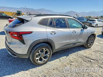 Trzecie zdjęcie samochodu z tyłu: 2025 CHEVROLET TRAX 1LT VIN:KL77LHEP1SC139031 - miniatura