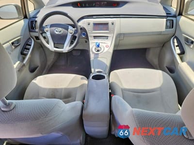 Zdjęcie 8 z 13 samochodu: 2014 TOYOTA PRIUS TWO VIN:JTDKN3DU6E0358218 - miniatura