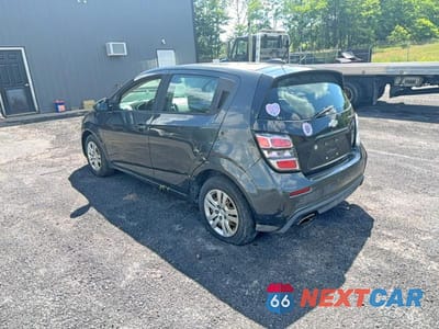Trzecie zdjęcie samochodu z tyłu: 2019 CHEVROLET SONIC VIN:1G1JG6SB9K4137282 - miniatura
