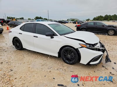 Czwarte zdjęcie samochodu z boku: 2022 TOYOTA CAMRY HYBRID SE NIGHTSHADE VIN:4T1G31AK8NU038020 - miniatura