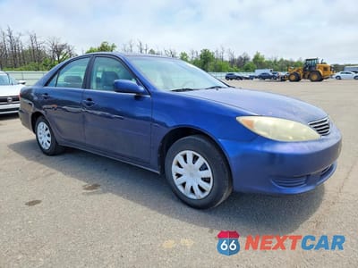 Czwarte zdjęcie samochodu z boku: 2005 TOYOTA CAMRY LE VIN:4T1BE32KX5U420399 - miniatura