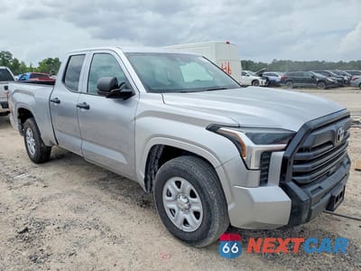 Czwarte zdjęcie samochodu z boku: 2025 TOYOTA TUNDRA SR VIN:5TFKB5AA7SX047317 - miniatura