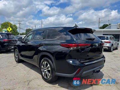 Trzecie zdjęcie samochodu z tyłu: 2021 TOYOTA HIGHLANDER HYBRID XLE VIN:5TDGARAH0MS012401 - miniatura