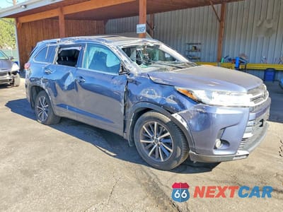 Czwarte zdjęcie samochodu z boku: 2018 TOYOTA HIGHLANDER XLE VIN:5TDJZRFHXJS485502 - miniatura