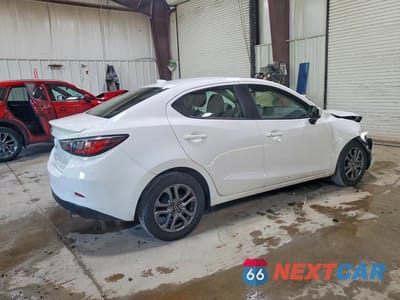 Trzecie zdjęcie samochodu z tyłu: 2019 TOYOTA YARIS LE VIN:3MYDLBYV1KY524353 - miniatura