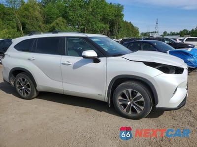Czwarte zdjęcie samochodu z boku: 2023 TOYOTA HIGHLANDER HYBRID XLE VIN:5TDKBRCH7PS136657 - miniatura