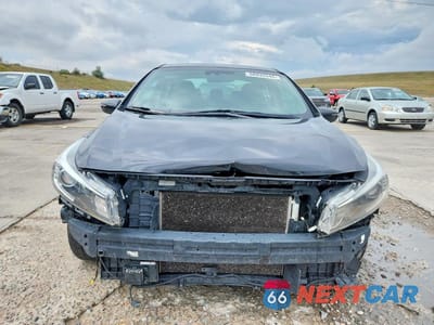 Piąte zdjęcie samochodu w środku: 2017 KIA FORTE S VIN:3KPFL4A76HE125530 - miniatura