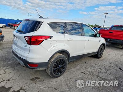 Trzecie zdjęcie samochodu z tyłu: 2019 FORD ESCAPE SE VIN:1FMCU0GD1KUA59396 - miniatura