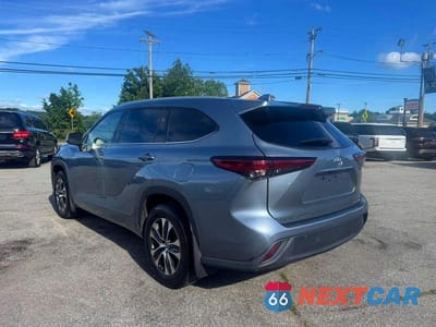 Trzecie zdjęcie samochodu z tyłu: 2022 TOYOTA HIGHLANDER XLE VIN:5TDGZRBH6NS174915 - miniatura