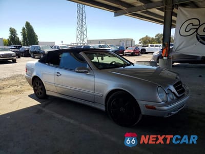 Czwarte zdjęcie samochodu z boku: 2003 MERCEDES-BENZ CLK 320 VIN:WDBLK65G33T136608 - miniatura