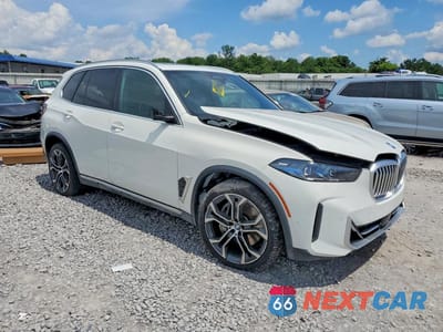 Czwarte zdjęcie samochodu z boku: 2025 BMW X5 XDRIVE50E VIN:5UX43EU00S9X36658 - miniatura