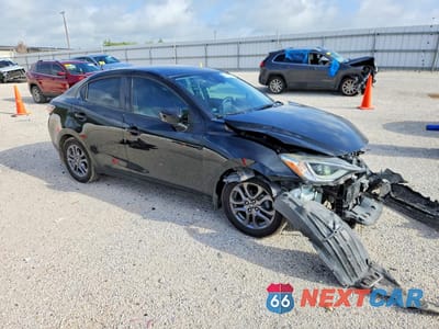 Czwarte zdjęcie samochodu z boku: 2019 TOYOTA YARIS XLE VIN:3MYDLBYV4KY506011 - miniatura