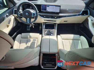 Zdjęcie 8 z 12 samochodu: 2026 BMW X5 M60I VIN:5UX33EU08T9342466 - miniatura